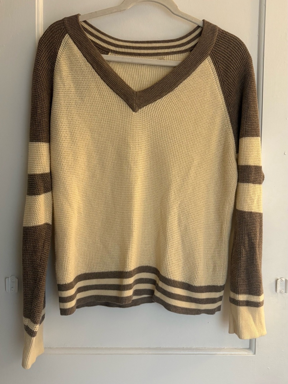 Faherty Throwback V-Neck Sweater in Fenway Size Medium